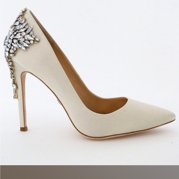 Badgley Mischka Gorgeous Ivory Pumps, Back Ornament NWT - Picture 4 of 4